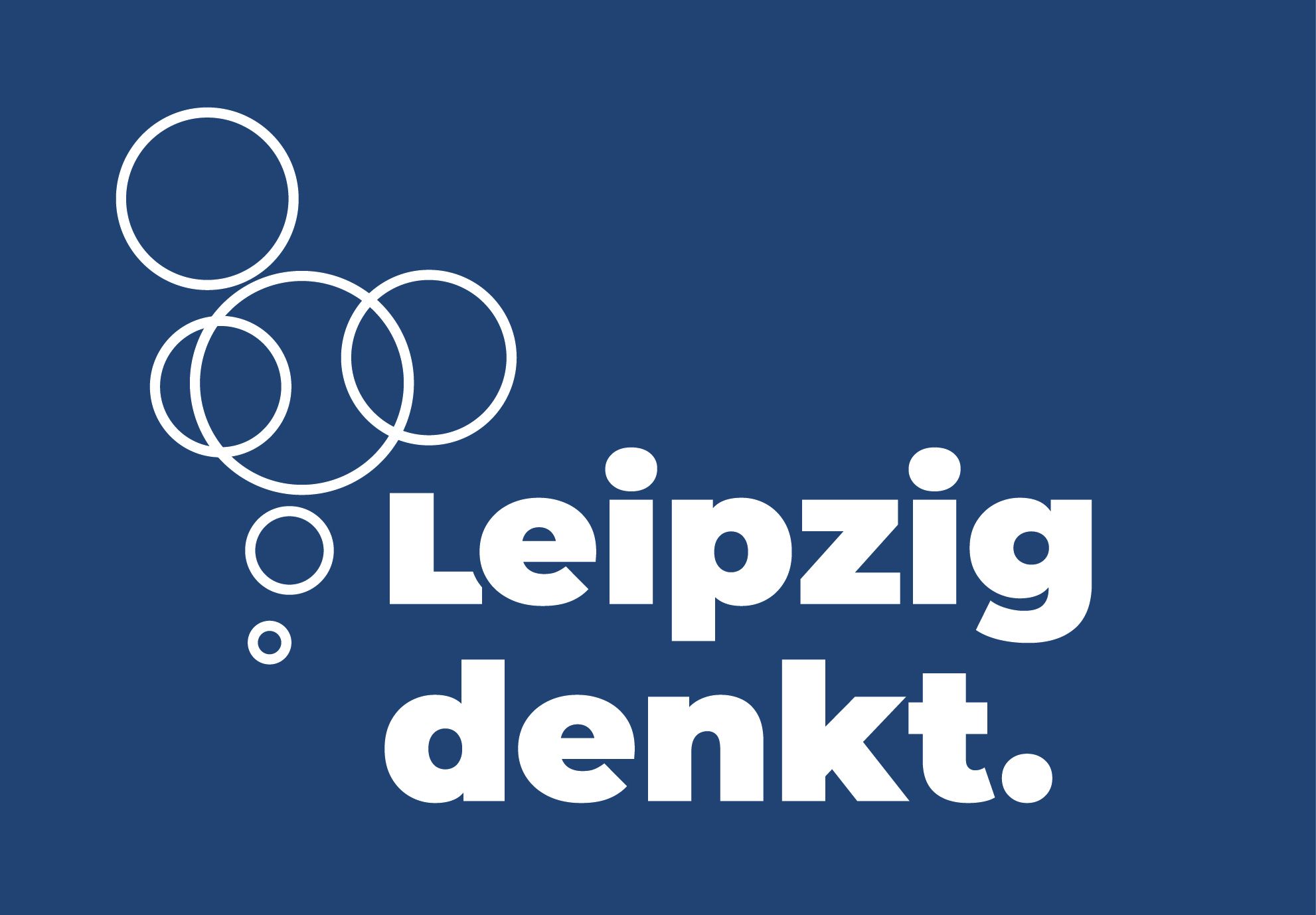 Leipzig denkt Logo Leipzig denkt auf blauen Hintergrund. Links sich überlappende Kreise