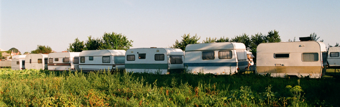 Foto: Maryna Nikolaieva Eine Reihe von Campingwagen. Im Vordergrund eine Wiese