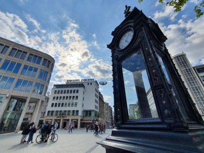 Foto: Silvana Hultsch Ein Foto von dem Kröpckeplatz in der Innenstadt Hannover, im Vordergrund rechts eine Uhr, im Hintergrund zwei große Gebäude