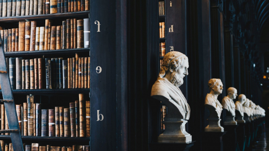 Foto: Giammarco Blick in eine alte Bibliothek,Links ein Bücherregal, rechts davon eine Reihe von Marmorbüsten