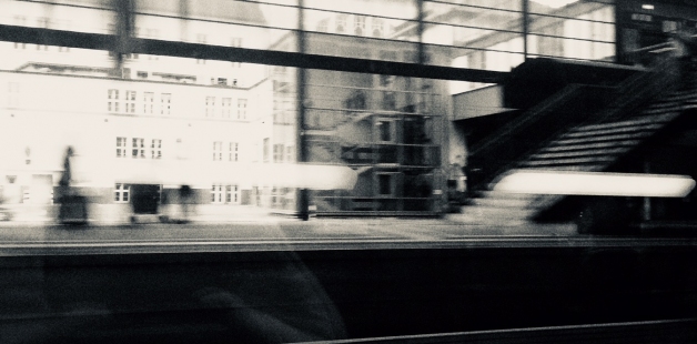 Foto: Ana Honnacker Eine verschwommene schwarz-weiß Aufnahme des Bahnhof in Hannover