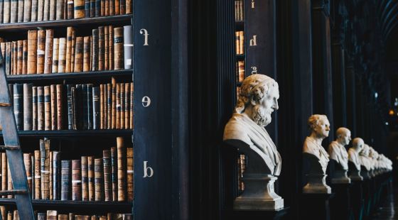 Foto: Giammarco Blick in eine alte Bibliothek,Links ein Bücherregal, rechts davon eine Reihe von Marmorbüsten